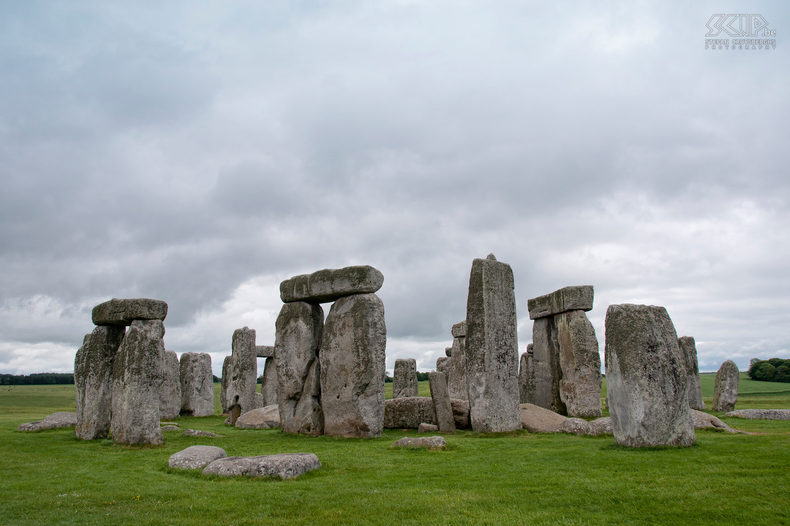 Stonehenge Stonehenge is ongetwijfeld het meest beroemde prehistorische monument in de wereld. Het ligt in het Engelse graafschap Wiltshire dicht bij de plaatsen Amesbury en Salisbury. De 30 gigantische staande stenen, die elk ongeveer 50 ton wegen, werden in een grote cirkel geplaatst. Archeologen nemen aan dat het werd gebouwd tussen 2500 v. Chr. en 2000 v. Chr. in het Neolithische en Bronzen tijdperk. Stefan Cruysberghs